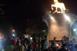 Malam takbiran di Taman Kota Kuningan.